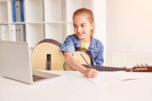 Can Kids Learn How to Play Guitar Online